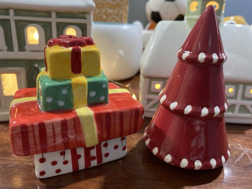 stacked Christmas gift box ceramic piece & ceramic red christmas tree (Category: Coffee & Tea Tableware) located in Cavite. Submitted by tatashop_sky (Listing ID 1467040660, Image 1). Description: Set.