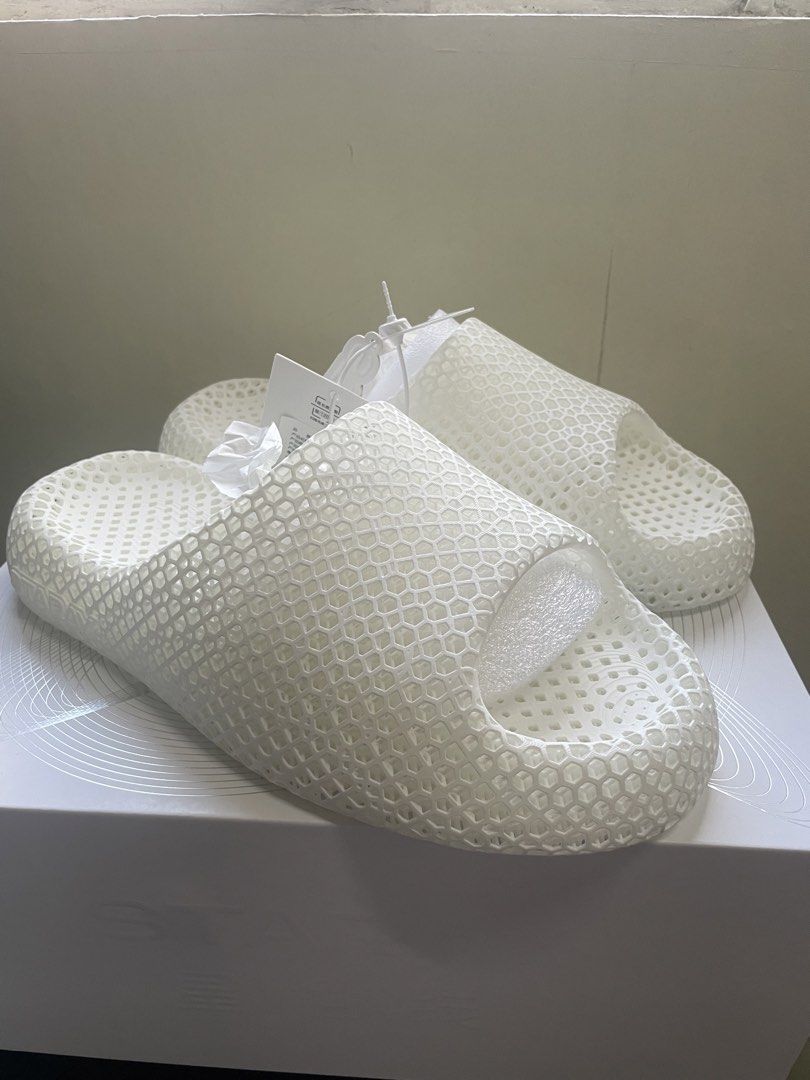 Staray Full 3D Slide White 43 (US10.5-11) (Category: Slippers & Slides) located in Quezon City. Submitted by drake0302 (Listing ID 1467036462, Image 3). Description: For sale: staray full 3d slide white 43 , runs big fit US10.5-11 , bnew with tag , complete with box / dustbag , authentic.