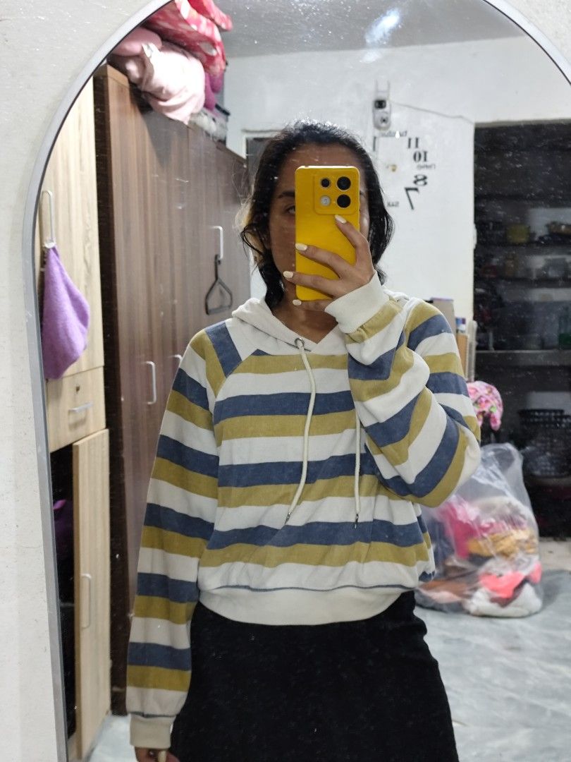 Striped Cropped Hoodie with Drawstrings (Category: Coats, Jackets and Outerwear) located in Cavite. Submitted by zenshub (Listing ID 1467079916, Image 2). Description: this is my fave kaso not my style anymoreee..