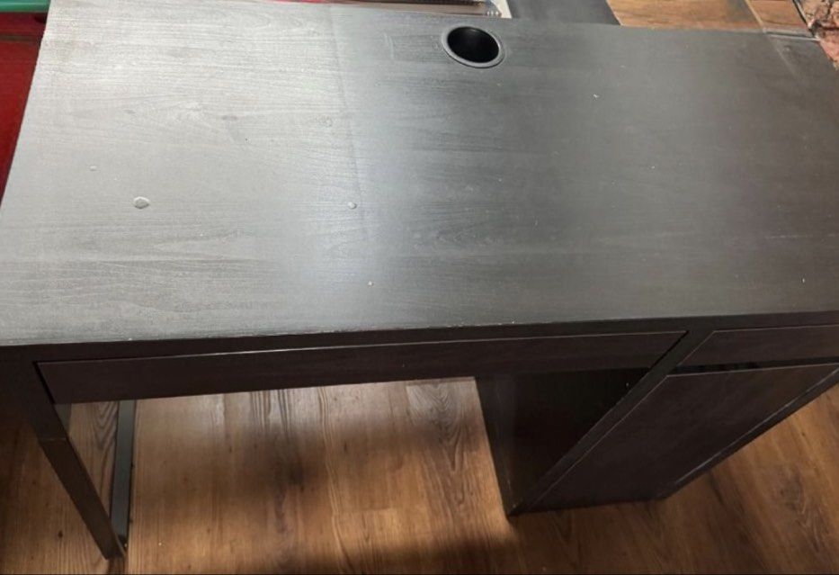 Study/office table (Category: Tables & Sets) located in Singapore. Submitted by pandatheboy30 (Listing ID 1467150732, Image 1). Description: Good condition. Have 2 draws. .