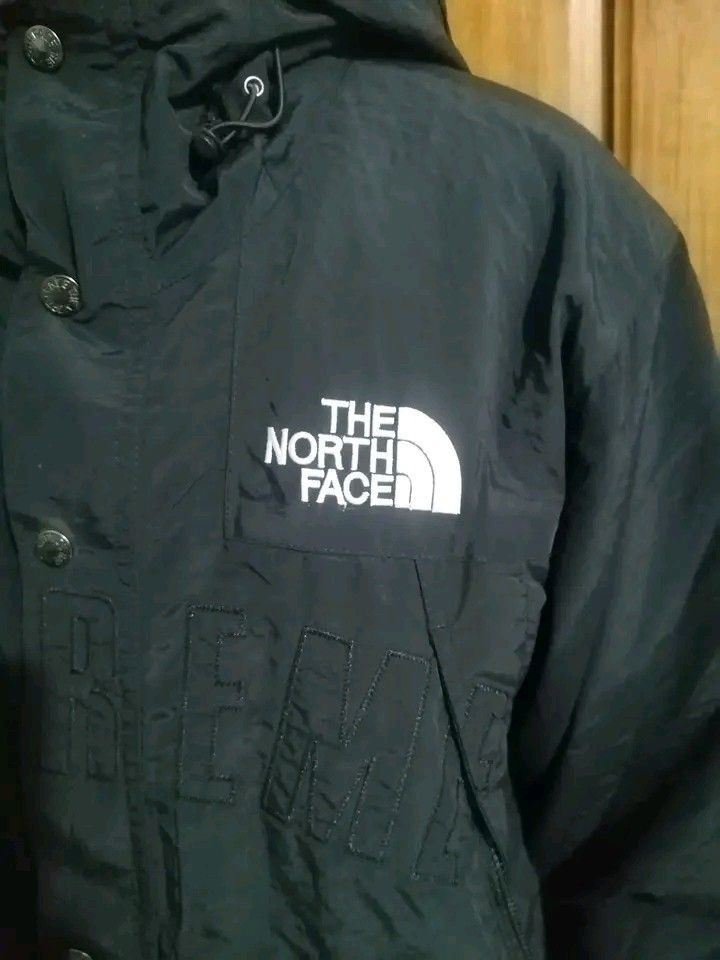 Supreme The North Face Black Jacket (Category: Coats, Jackets and Outerwear) located in Butuan. Submitted by 123dayling88 (Listing ID 1467098850, Image 2). Description: TNF X SUPREME collaboration ukay source sa anak ko sana pero ayaw niya Large on tag but kasya M-L issue: natanggal puller ng isang pocket pero d naman makikita Loc: butuan Mindanao .