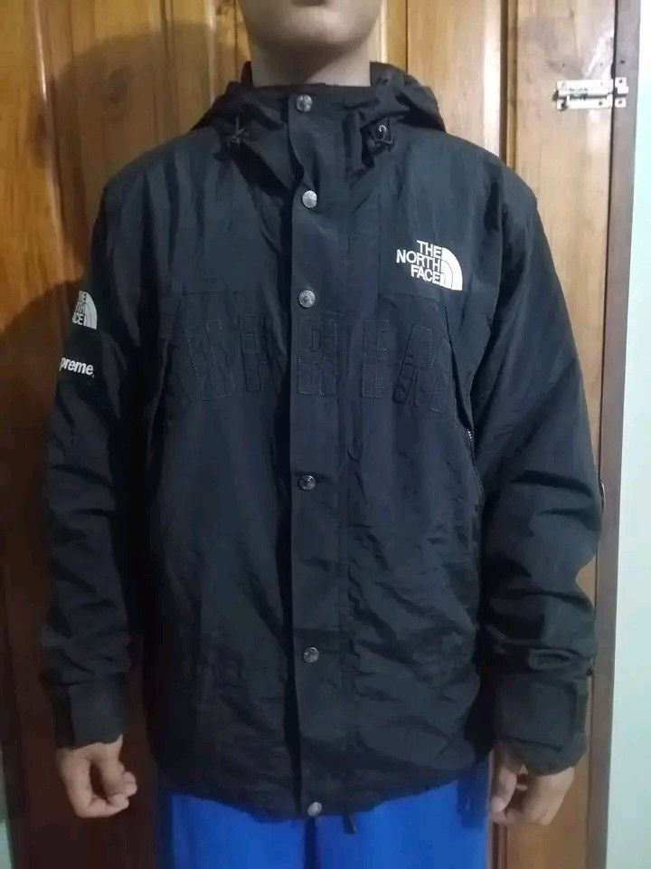 Supreme The North Face Black Jacket (Category: Coats, Jackets and Outerwear) located in Butuan. Submitted by 123dayling88 (Listing ID 1467098850, Image 1). Description: TNF X SUPREME collaboration ukay source sa anak ko sana pero ayaw niya Large on tag but kasya M-L issue: natanggal puller ng isang pocket pero d naman makikita Loc: butuan Mindanao .
