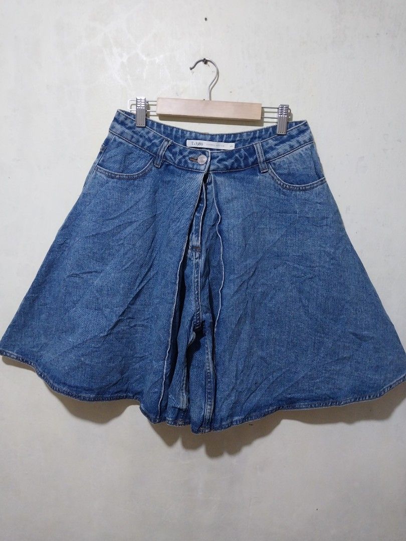 T& 1989 Denim Skort (Category: Shorts) located in Manila. Submitted by PrinceDani.Clothing (Listing ID 1467124131, Image 2). Description: denim skort Size 27in waist 20in length excellent condition .