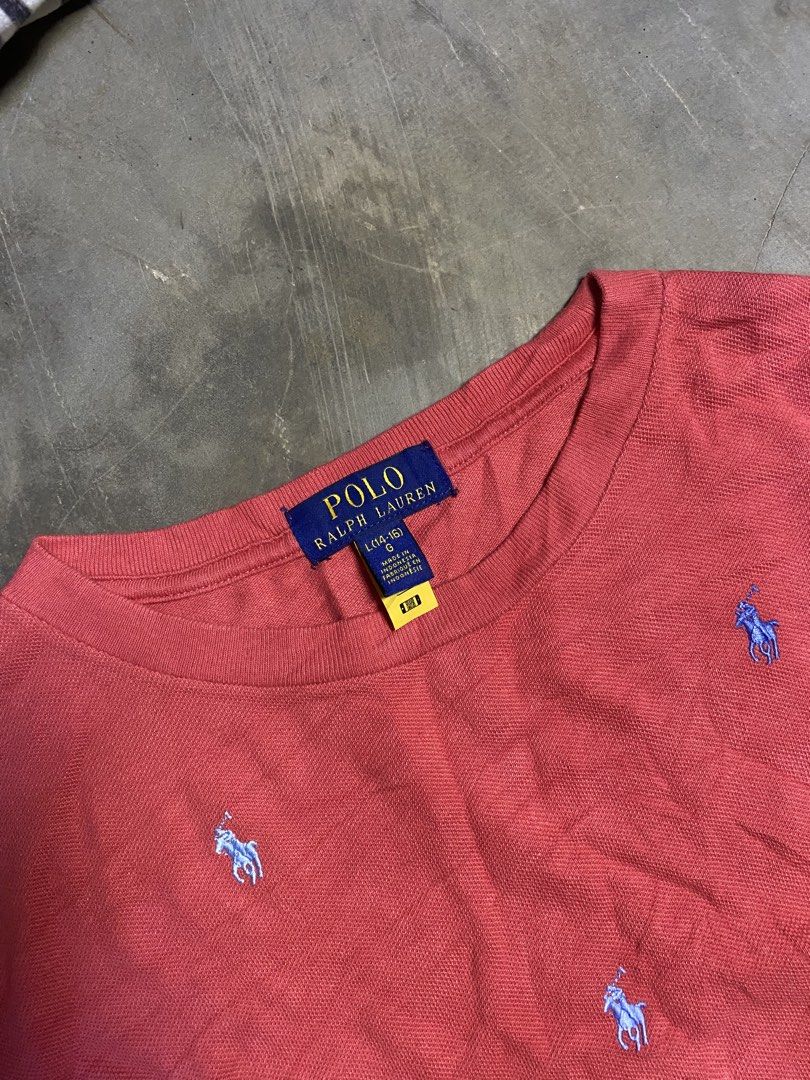 T shirt multi logo (Category: Formal Shirts) located in Davao. Submitted by lil.thriftjhayy (Listing ID 1467123382, Image 3). Description: Size large .