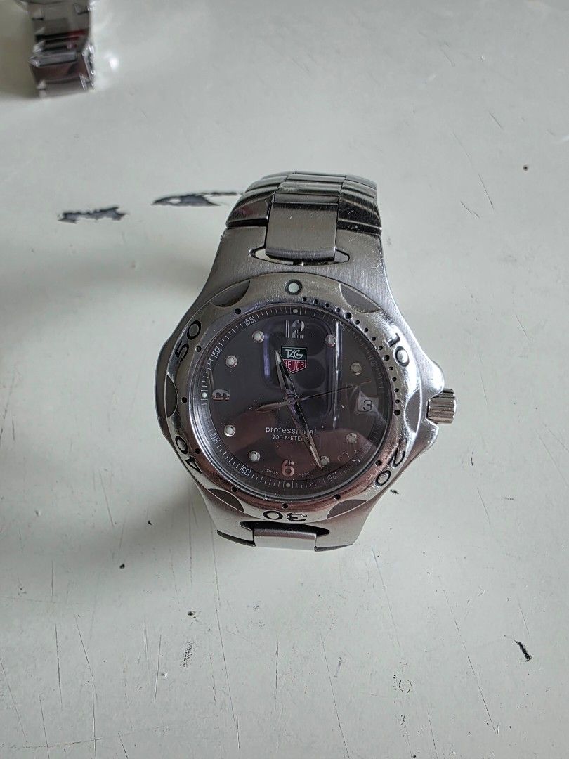 TAG Heuer Professional 200 Meters Quartz Watch （分類：手錶）位於 Hong Kong。 由 john03067 提交（商品編號 1467025624，圖片 2）。簡介： TAG Heuer Professional 200 meters wristwatch. Stainless steel case and metal bracelet strap. Grey dial with date window at three o'clock position. Rotating bezel with numbers marked at intervals. Fold-over clasp buckle stamped with TAG Heuer logo. Normal signs of wear on case and bracelet from daily use.。