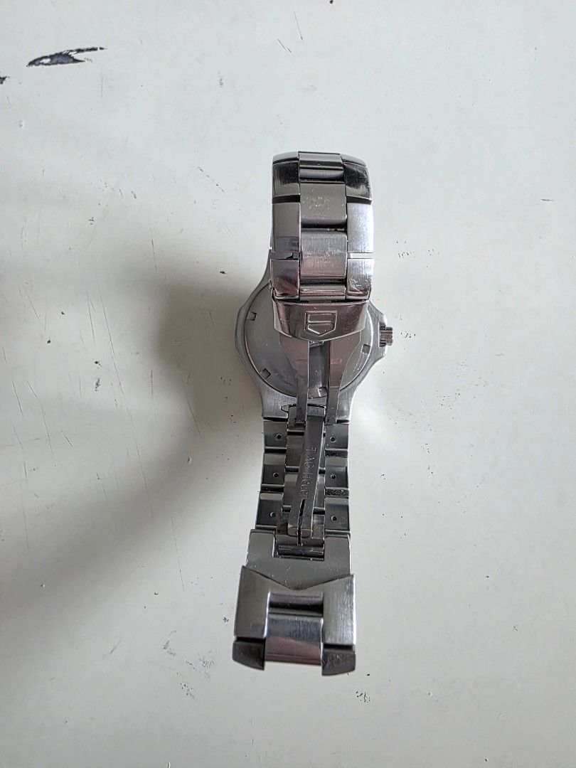 TAG Heuer Professional 200 Meters Quartz Watch （分類：手錶）位於 Hong Kong。 由 john03067 提交（商品編號 1467025624，圖片 3）。簡介： TAG Heuer Professional 200 meters wristwatch. Stainless steel case and metal bracelet strap. Grey dial with date window at three o'clock position. Rotating bezel with numbers marked at intervals. Fold-over clasp buckle stamped with TAG Heuer logo. Normal signs of wear on case and bracelet from daily use.。