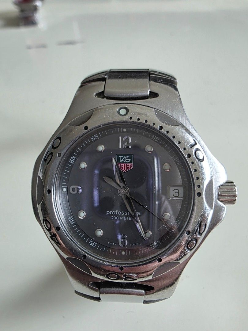 TAG Heuer Professional 200 Meters Quartz Watch （分類：手錶）位於 Hong Kong。 由 john03067 提交（商品編號 1467025624，圖片 1）。簡介： TAG Heuer Professional 200 meters wristwatch. Stainless steel case and metal bracelet strap. Grey dial with date window at three o'clock position. Rotating bezel with numbers marked at intervals. Fold-over clasp buckle stamped with TAG Heuer logo. Normal signs of wear on case and bracelet from daily use.。