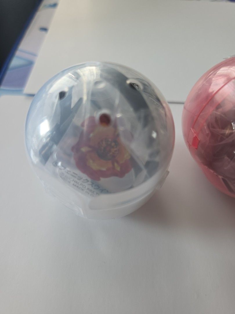 Takara Tomy 戰鬥陀螺 X 扭蛋 歷代卡普爾射手大集合 鳳凰翼 赫爾斯大小 （分類：動作及對戰玩具）位於 Hong Kong。 由 san_healing_g00ds 提交（商品編號 1467024623，圖片 4）。簡介： 放兩隻 Takara Tomy 戰鬥陀螺 X 扭蛋，歷代卡普爾射手大集合系列入面嘅「鳳凰翼」同「赫爾斯大小」。見圖入面連埋透明扭蛋殼，有埋右轉旋轉發射器同埋發射條，直徑大約 30mm 嘅迷你版。70蚊兩個，單個40蚊。