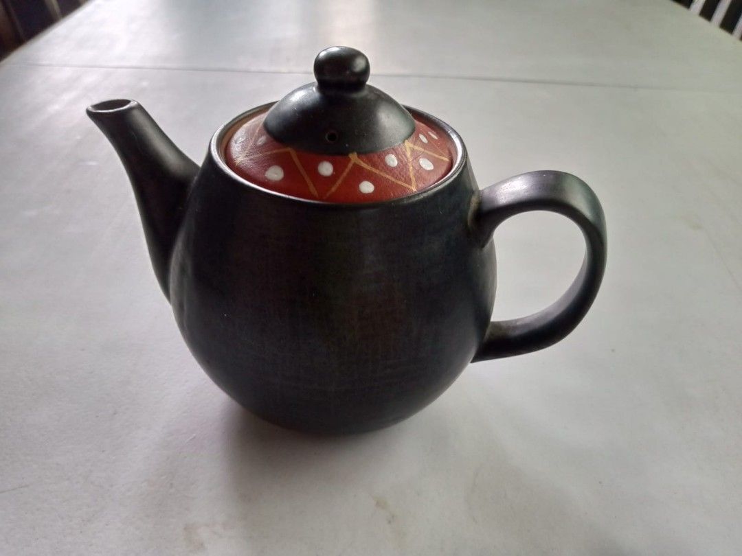 Tea pot (Category: Coffee & Tea Tableware) located in Quezon City. Submitted by mafiamodel50999 (Listing ID 1467063520, Image 1). Description: Tea Pot pick up lalamove Gcash payment Location: Fairview.