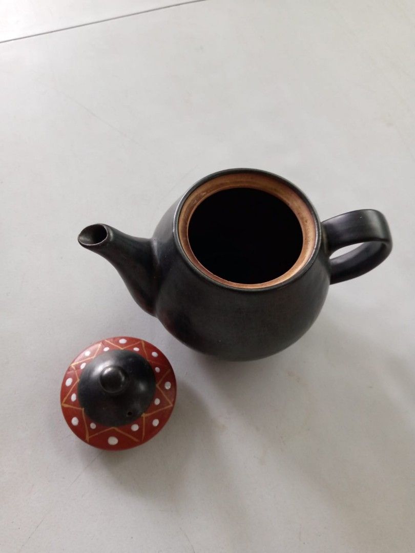 Tea pot (Category: Coffee & Tea Tableware) located in Quezon City. Submitted by mafiamodel50999 (Listing ID 1467063520, Image 3). Description: Tea Pot pick up lalamove Gcash payment Location: Fairview.