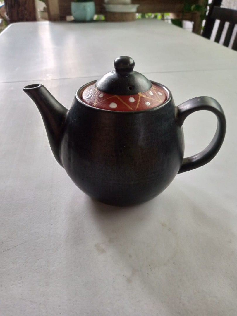 Tea pot (Category: Coffee & Tea Tableware) located in Quezon City. Submitted by mafiamodel50999 (Listing ID 1467063520, Image 2). Description: Tea Pot pick up lalamove Gcash payment Location: Fairview.