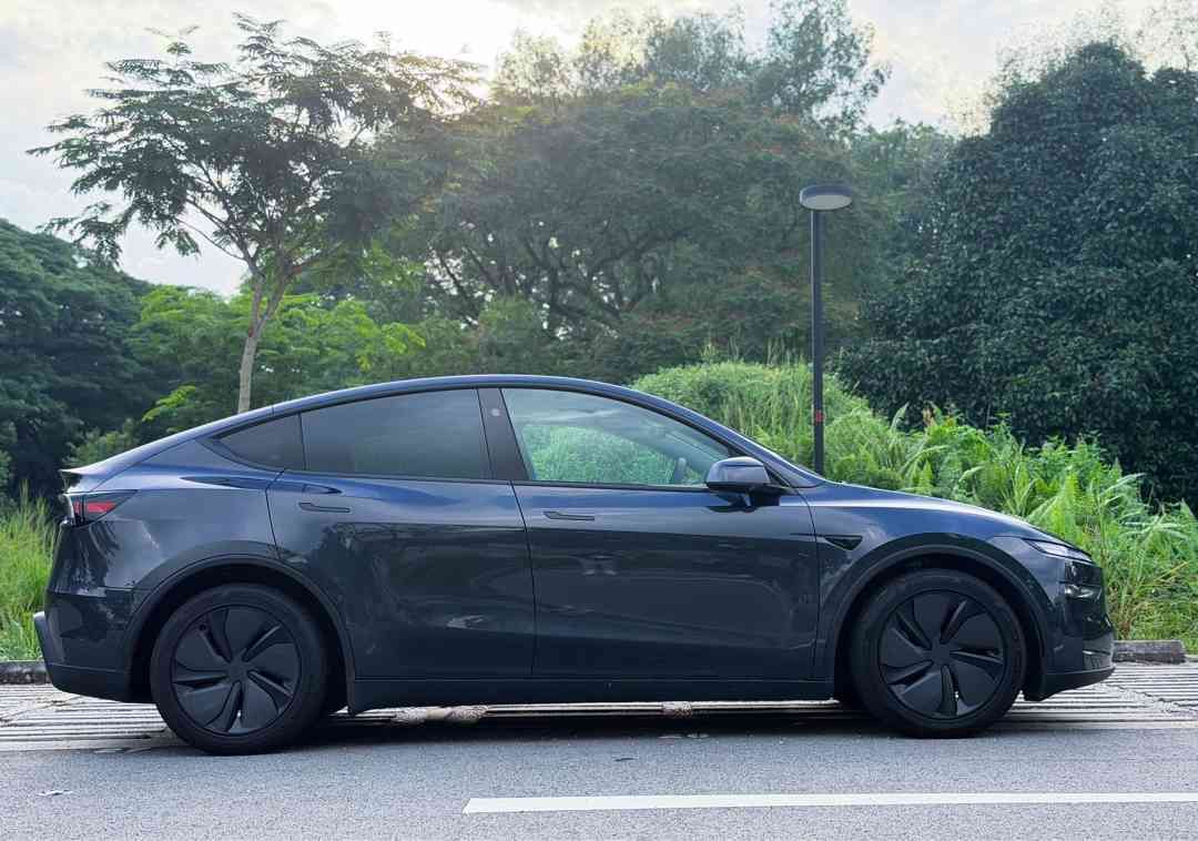 TESLA MODEL Y AWD LONG RANGE (Category: Used Cars) located in Singapore. Submitted by carbuyersclub (Listing ID 1452032909, Image 3). Description: Showroom: Car Buyers Automotive Pte Ltd 1 Kampong Ampat #07-09/10 Singapore 368314 CarBuyers Club - SG #1 Tesla reseller, 500+ Google reviews, SGCM Premium Dealer 2026! No waiting time, ready stock! 6 Mths Free Roadtax! 500Bhp | Dual Motor Long Range. 4-yr/8-yr Tesla warranty. Stealth grey Body/Black i