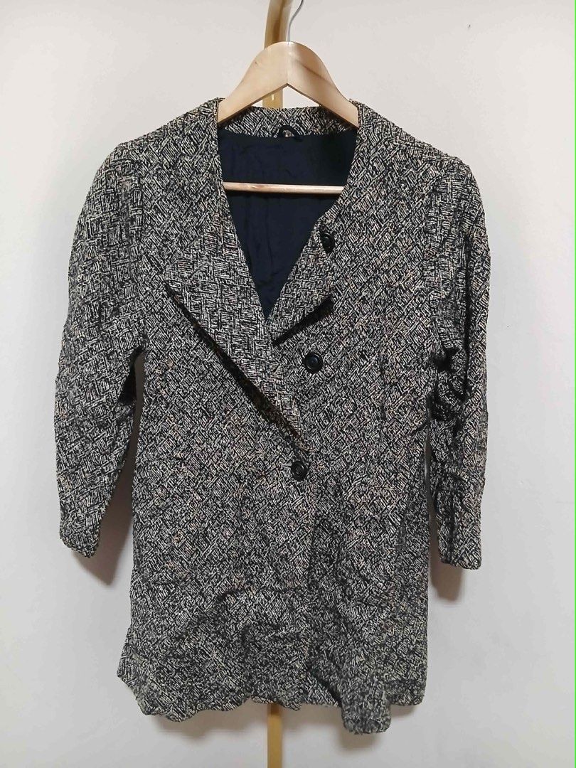 Textured Gray Blazer (Category: Coats, Jackets and Outerwear) located in Mexico. Submitted by studioleraph (Listing ID 1467078742, Image 1). Description: ‼️199 EACH ONLY 🩷 Measurements: Shoulder: 14 Chest: 18 Length: 28 Arm Hole: 14 🛍️ Perfect for your personal wardrobe or reseller business 🫶 👗 The actual item being sold is the original garment shown in the product photos. Small differences in fit, drape, color, texture, or details may occur.