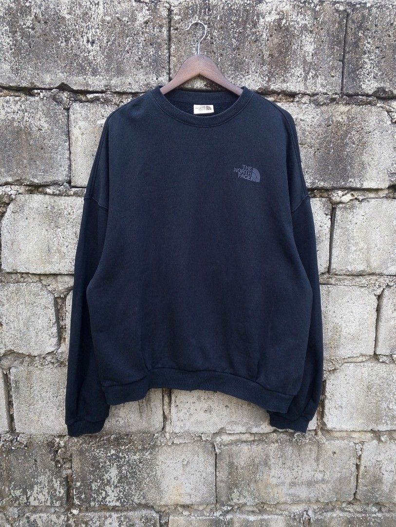 The North Face Essential Crewneck Sweatshirt (Category: Coats, Jackets and Outerwear) located in Baliuag. Submitted by retrovault83 (Listing ID 1467133179, Image 2). Description: ✨ Condition: 8-9/10 – Excellent Preloved Condition 📏 Measurements (Flat Lay, Tagged Size L / 100): • Pit to Pit: 25 • Length: 29 ✅ Details: • Solid black body featuring a subtle tonal dark grey "The North Face" half-dome logo on the left chest and back right shoulder • 