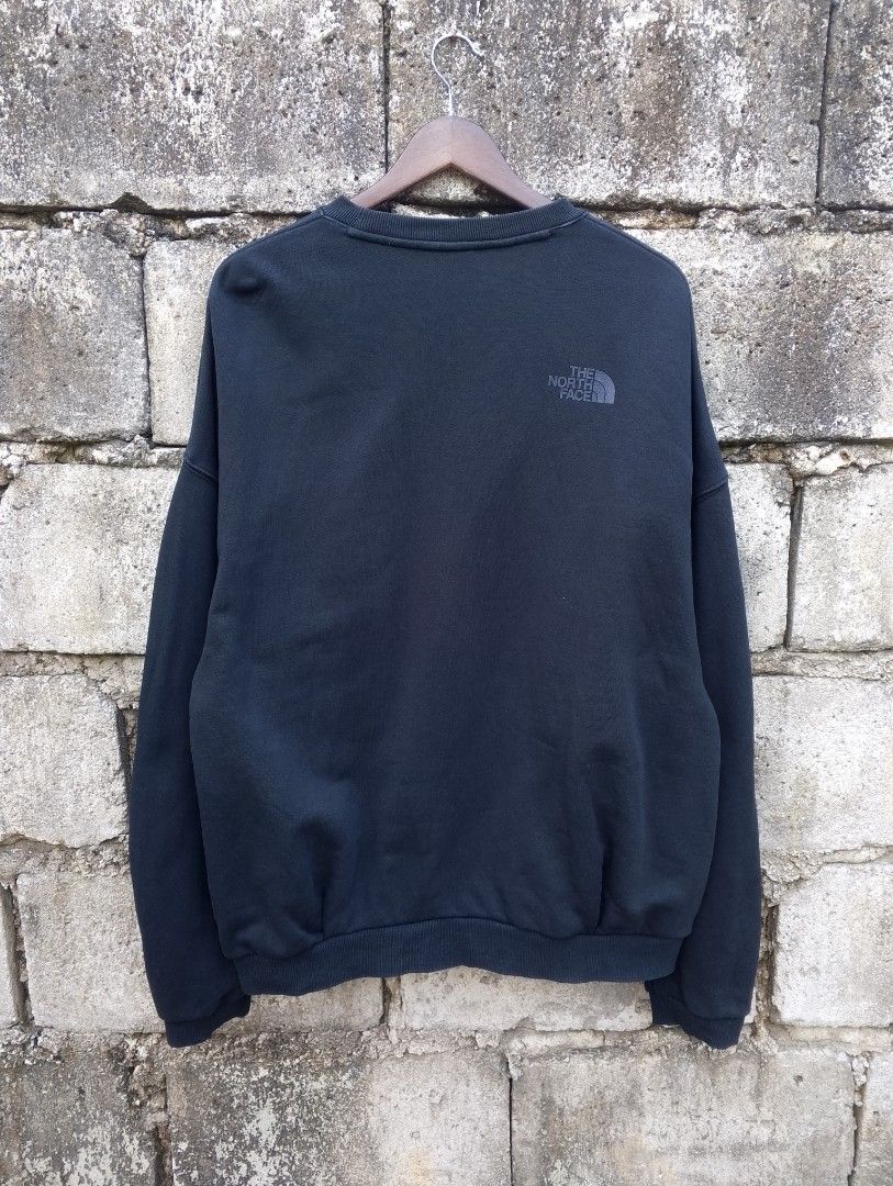 The North Face Essential Crewneck Sweatshirt (Category: Coats, Jackets and Outerwear) located in Baliuag. Submitted by retrovault83 (Listing ID 1467133179, Image 3). Description: ✨ Condition: 8-9/10 – Excellent Preloved Condition 📏 Measurements (Flat Lay, Tagged Size L / 100): • Pit to Pit: 25 • Length: 29 ✅ Details: • Solid black body featuring a subtle tonal dark grey "The North Face" half-dome logo on the left chest and back right shoulder • 