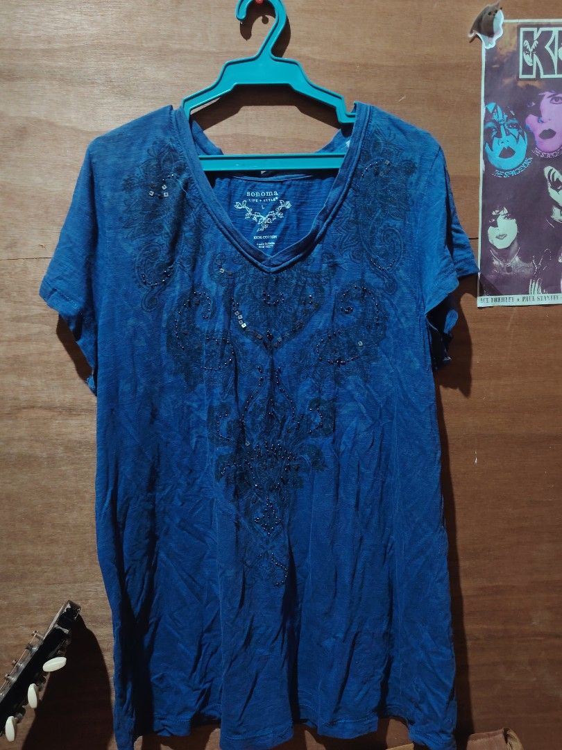 thrifted dark purple shirt (Category: Shirts) located in Valencia. Submitted by sais_666 (Listing ID 1467088227, Image 1). Description: large on tag but more on s-m size.