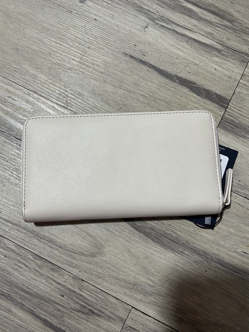 TOMMY HILFIGER LONG WALLET CREAM (Category: Wallets & Card holders) located in Baguio. Submitted by kyrawang22 (Listing ID 1467165106, Image 2). Description: .