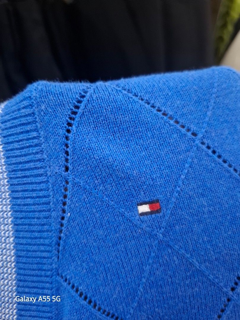 TOMMY HILFIGER SWEATSHIRT (Category: Tshirts & Polo Shirts ) located in Antipolo. Submitted by goldentiger-ac44 (Listing ID 1467097632, Image 2). Description: TOMMY HILFIGER V NECKLINE SIZE SMALL SWEATSHIRT LONGSLEEVE GOOD CONDITION PRICE 1K ANTIPOLO CITY LOCATION.
