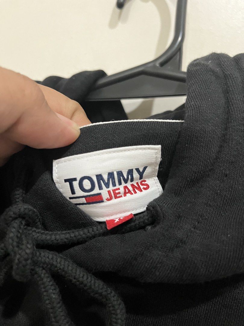 Tommy Hoodie (Category: Hoodies) located in Dauis. Submitted by streetwiseapparelph (Listing ID 1467143208, Image 2). Description: Tommy Hoodie 22x25 Excellent condition .