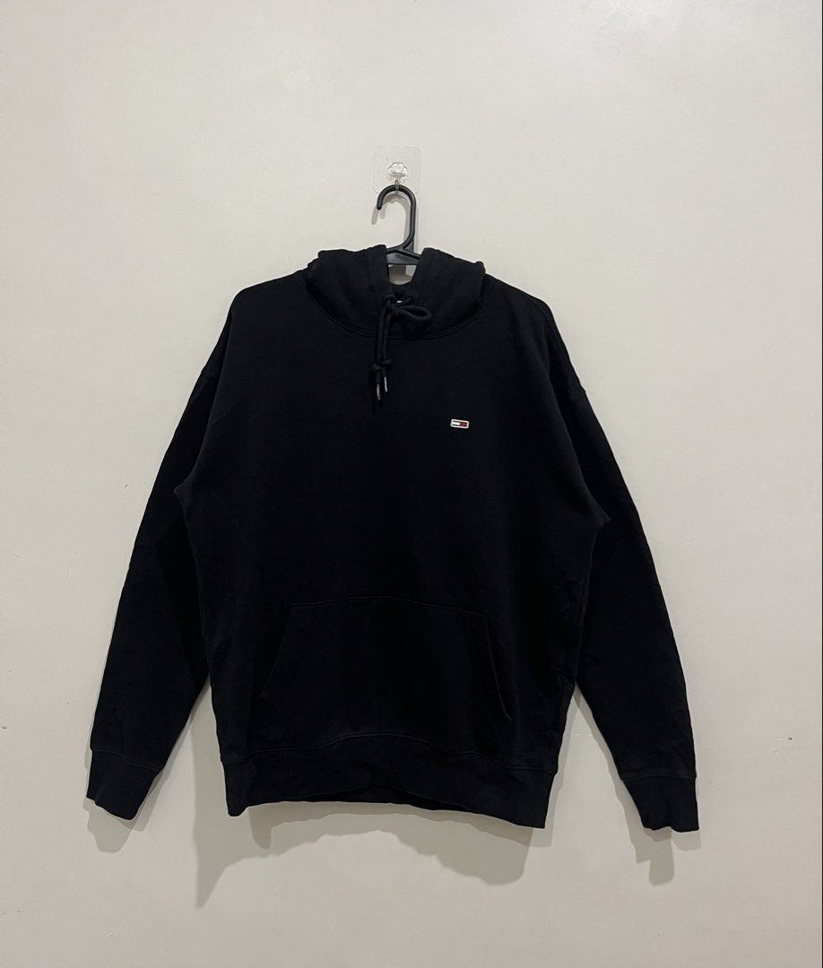 Tommy Hoodie (Category: Hoodies) located in Dauis. Submitted by streetwiseapparelph (Listing ID 1467143208, Image 1). Description: Tommy Hoodie 22x25 Excellent condition .