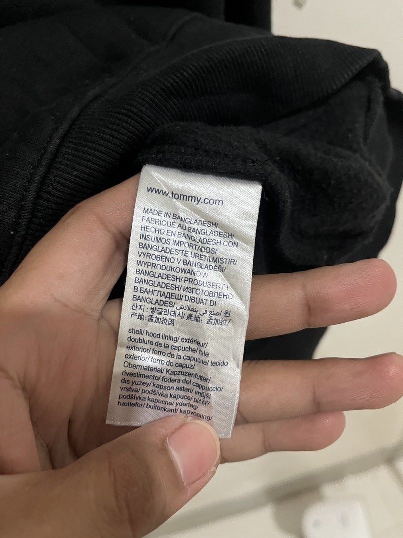 Tommy Hoodie (Category: Hoodies) located in Dauis. Submitted by streetwiseapparelph (Listing ID 1467143208, Image 3). Description: Tommy Hoodie 22x25 Excellent condition .