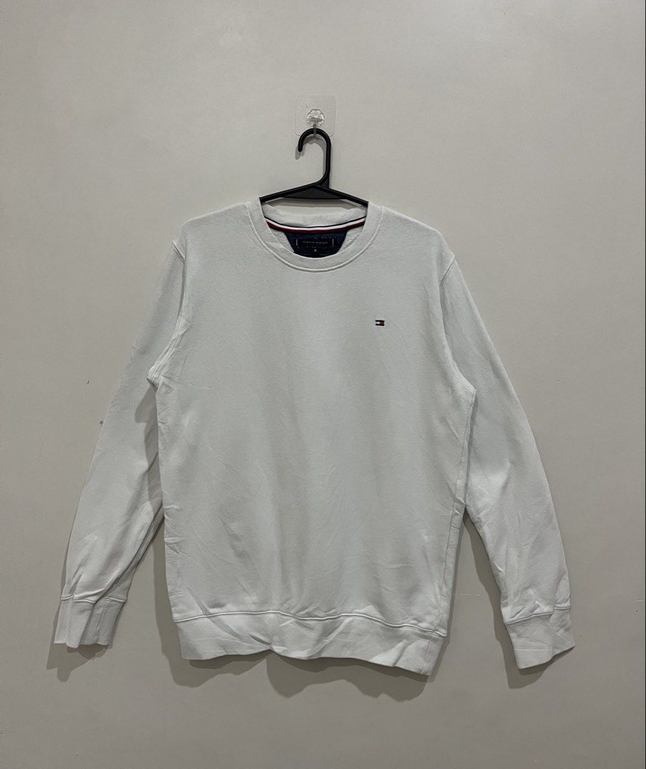 Tommy Sweatshirt (Category: Hoodies) located in Dauis. Submitted by streetwiseapparelph (Listing ID 1467143403, Image 1). Description: Tommy Sweatshirt 21x25 Excellent condition .