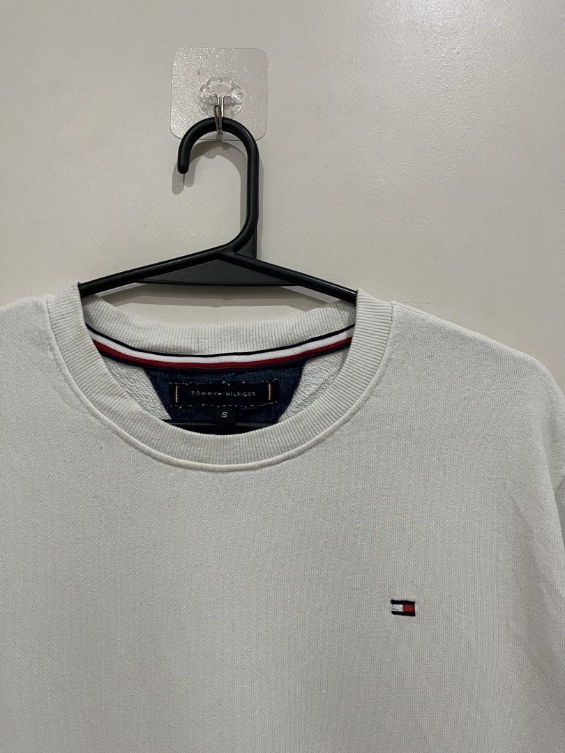 Tommy Sweatshirt (Category: Hoodies) located in Dauis. Submitted by streetwiseapparelph (Listing ID 1467143403, Image 2). Description: Tommy Sweatshirt 21x25 Excellent condition .