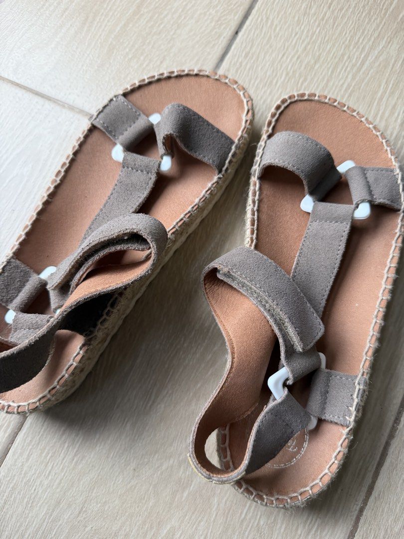 Toni Pons Jute Platform Sandals (Category: Sandals) located in Quezon City. Submitted by happynerdy (Listing ID 1467054369, Image 3). Description: -Used only once - With box.