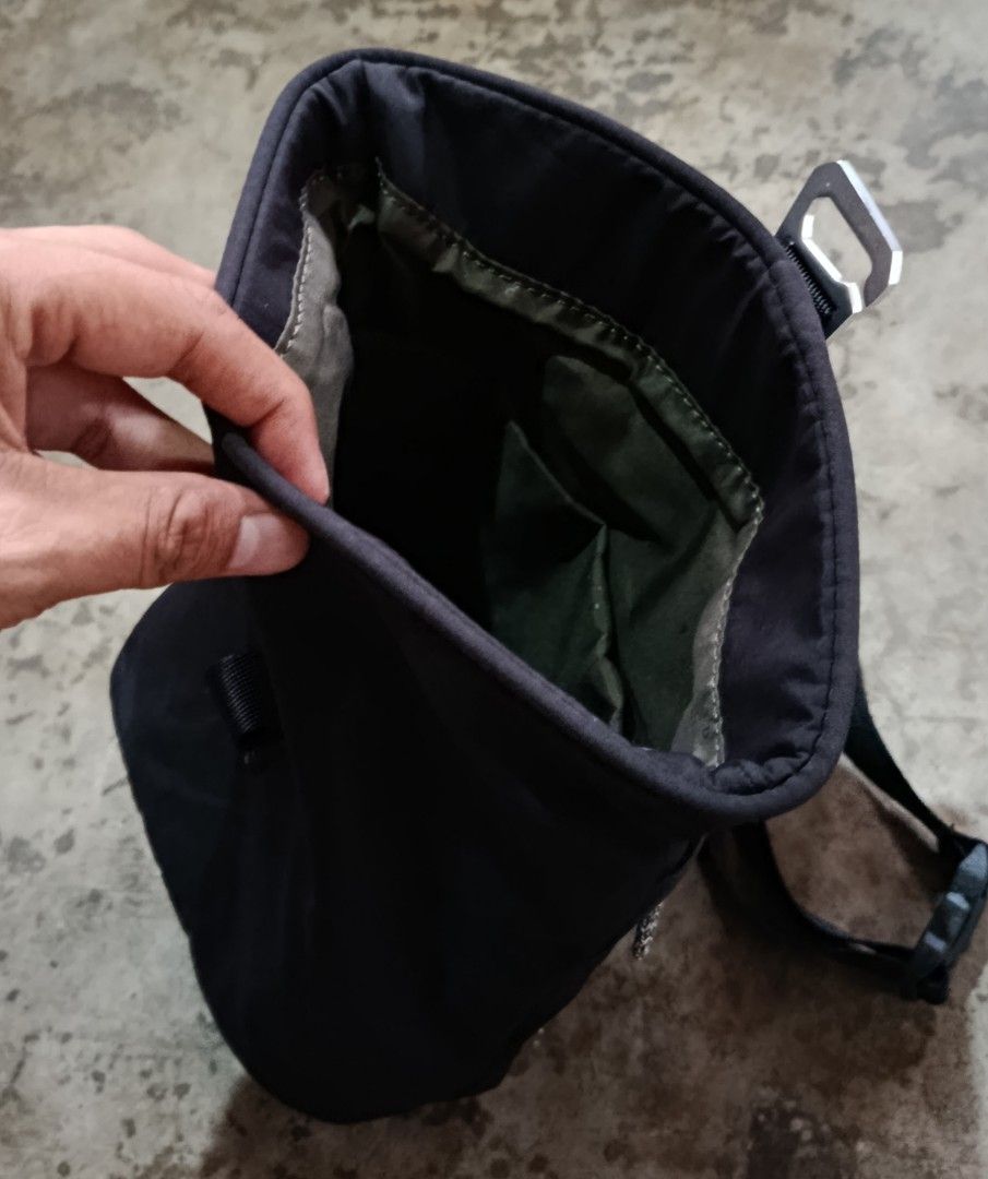 TOPOLOGIE CHALK BUM BAG (BLACK) (Category: Sling Bags) located in Las Pinas. Submitted by goonz1747 (Listing ID 1467048604, Image 3). Description: TOPOLOGIE CHALK BUM BAG (BLACK) WIDTH 8 LENGTH 9 TO 11 Description WEATHER READY - Durable water-repellent fabric keeps your essentials safe and dry COMPACT POWERHOUSE - Perfectly sized to hold a mirrorless camera without bulk LIGHTWEIGHT READY - Just 9.17 ounces—carry comfort without compromise ADAPT 
