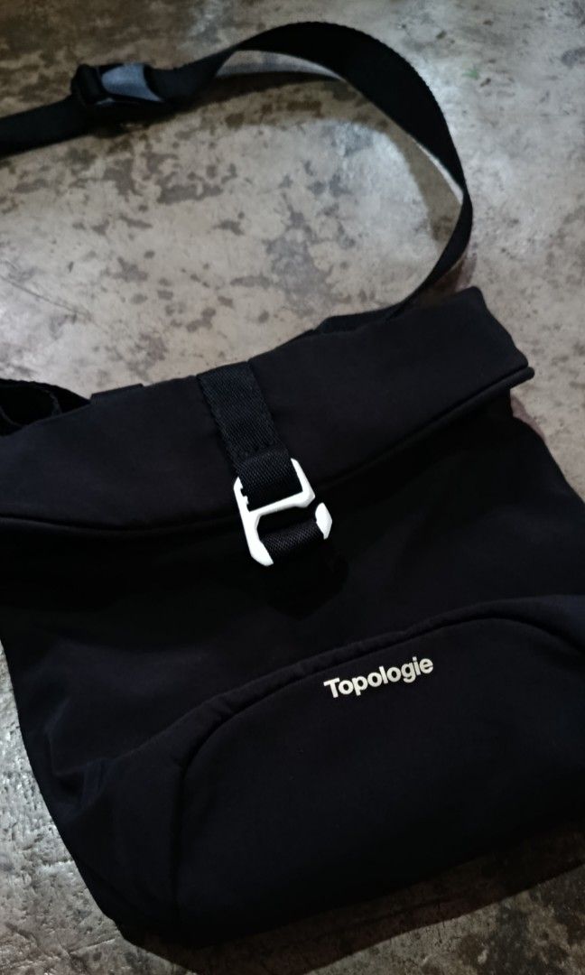 TOPOLOGIE CHALK BUM BAG (BLACK) (Category: Sling Bags) located in Las Pinas. Submitted by goonz1747 (Listing ID 1467048604, Image 2). Description: TOPOLOGIE CHALK BUM BAG (BLACK) WIDTH 8 LENGTH 9 TO 11 Description WEATHER READY - Durable water-repellent fabric keeps your essentials safe and dry COMPACT POWERHOUSE - Perfectly sized to hold a mirrorless camera without bulk LIGHTWEIGHT READY - Just 9.17 ounces—carry comfort without compromise ADAPT 