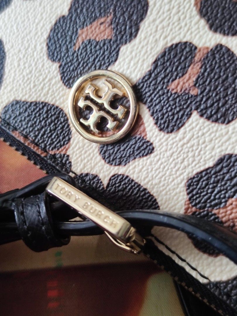 Tory Burch Leopard Print Crossbody Bag Wallet (Category: Luxury Bags & Wallets) located in Dagupan City. Submitted by jhazrightshop (Listing ID 1467056545, Image 3). Description: - Brand: Tory Burch - Material: Saffiano leather with gold-tone hardware - Design: Chic leopard print pattern with signature logo medallion - Strap: Includes a detachable black leather strap - Interior: Black fabric lining with built-in card slots and top zip closure - C