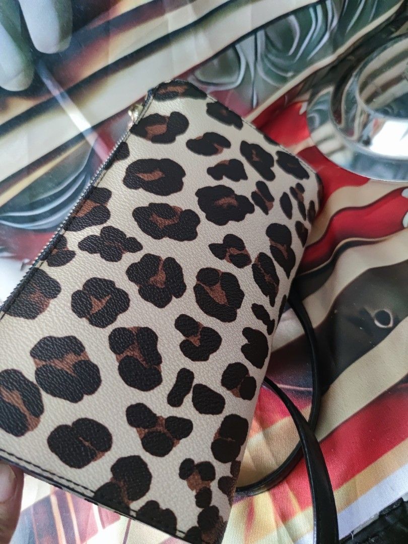 Tory Burch Leopard Print Crossbody Bag Wallet (Category: Luxury Bags & Wallets) located in Dagupan City. Submitted by jhazrightshop (Listing ID 1467056545, Image 2). Description: - Brand: Tory Burch - Material: Saffiano leather with gold-tone hardware - Design: Chic leopard print pattern with signature logo medallion - Strap: Includes a detachable black leather strap - Interior: Black fabric lining with built-in card slots and top zip closure - C