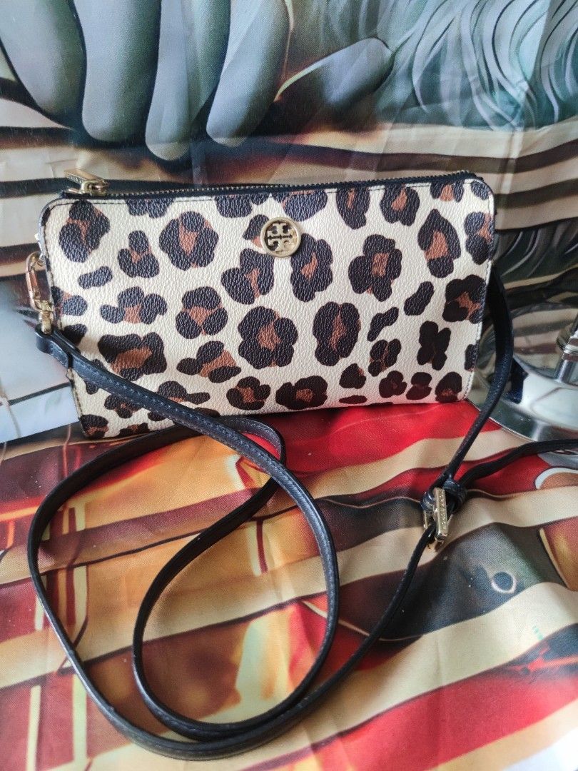 Tory Burch Leopard Print Crossbody Bag Wallet (Category: Luxury Bags & Wallets) located in Dagupan City. Submitted by jhazrightshop (Listing ID 1467056545, Image 1). Description: - Brand: Tory Burch - Material: Saffiano leather with gold-tone hardware - Design: Chic leopard print pattern with signature logo medallion - Strap: Includes a detachable black leather strap - Interior: Black fabric lining with built-in card slots and top zip closure - C