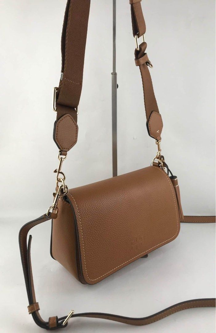 Tory Burch messenger bag (Category: Cross-body Bags) located in Manila. Submitted by gff.daily_flower (Listing ID 1466987238, Image 2). Description: With tag dustbag and paperbag.