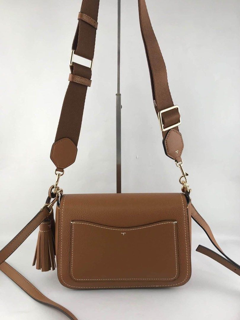 Tory Burch messenger bag (Category: Cross-body Bags) located in Manila. Submitted by gff.daily_flower (Listing ID 1466987238, Image 3). Description: With tag dustbag and paperbag.