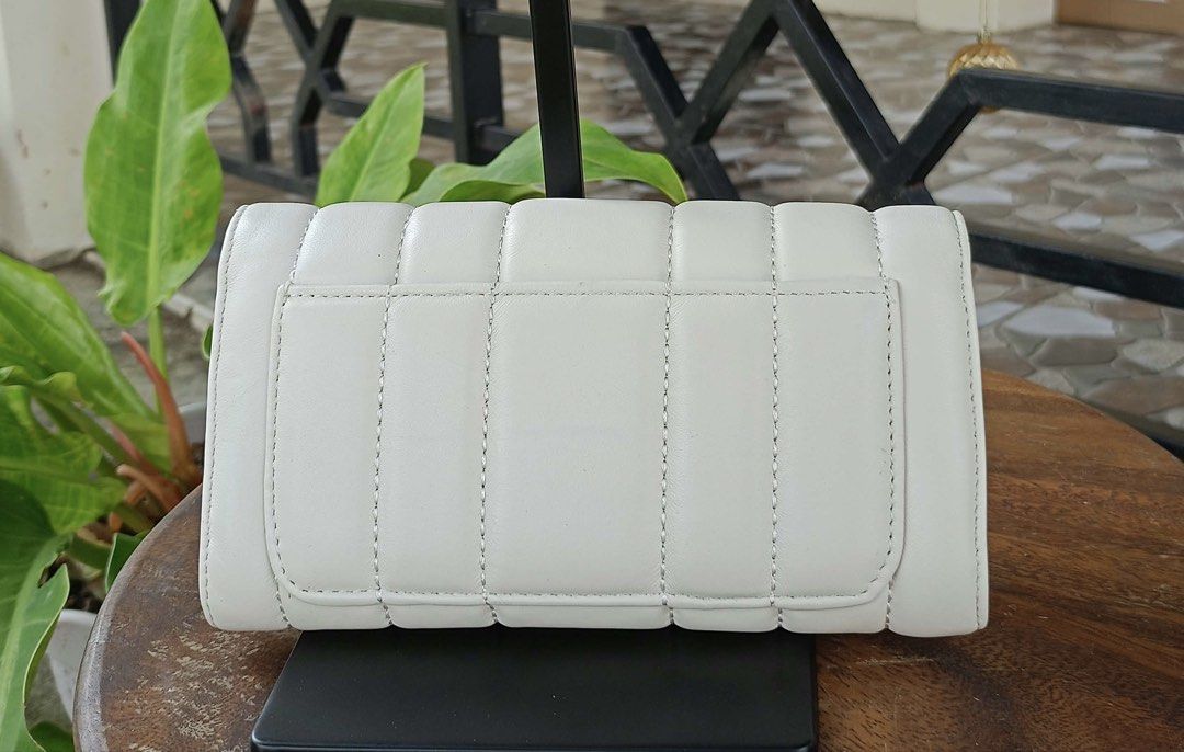 Tory Burch Quilted Wallet (Category: Wallets & Card holders) located in Barugo. Submitted by green.trendsetter (Listing ID 1467076534, Image 2). Description: PRELOVED FINDS FROM JAPAN PLEASE READ BEFORE PURCHASING • PRELOVED MEANS PRELOVED. Each piece has been previously loved and may naturally have signs of use such as creasing, scratches, stains, discoloration, or other imperfections. Kindly manage your expectations accordingly. • AUTHENTICITY 