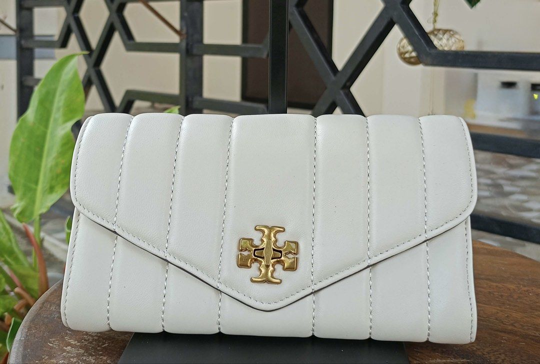 Tory Burch Quilted Wallet (Category: Wallets & Card holders) located in Barugo. Submitted by green.trendsetter (Listing ID 1467076534, Image 1). Description: PRELOVED FINDS FROM JAPAN PLEASE READ BEFORE PURCHASING • PRELOVED MEANS PRELOVED. Each piece has been previously loved and may naturally have signs of use such as creasing, scratches, stains, discoloration, or other imperfections. Kindly manage your expectations accordingly. • AUTHENTICITY 