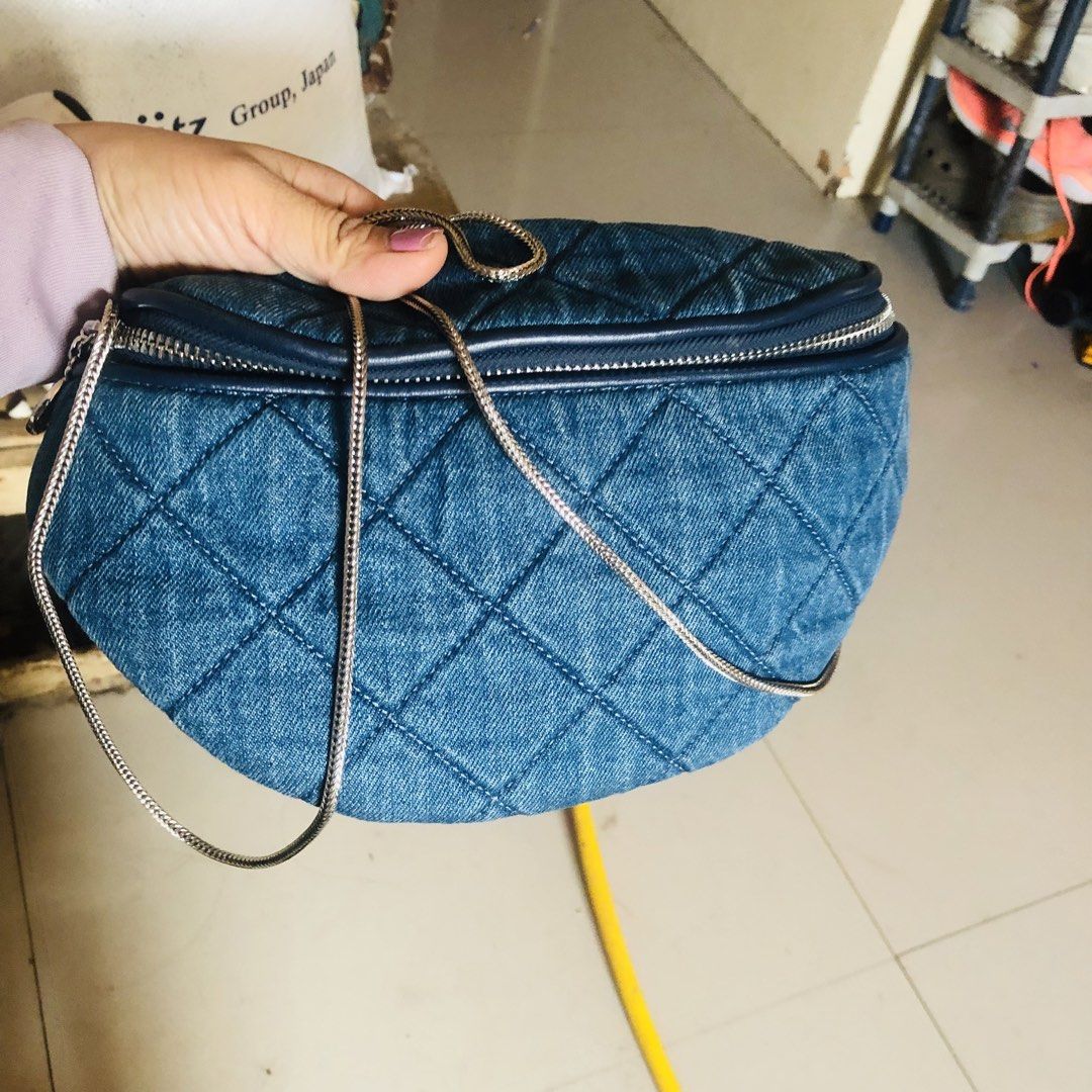 Tory Burch(Sling Bag)Small bag (Category: Cross-body Bags) located in Quezon City. Submitted by mbatiles166934 (Listing ID 1466975095, Image 3). Description: Jeans type Cloth material Washable Small bag.