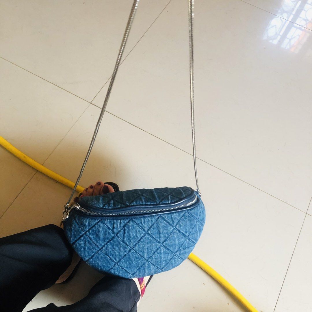 Tory Burch(Sling Bag)Small bag (Category: Cross-body Bags) located in Quezon City. Submitted by mbatiles166934 (Listing ID 1466975095, Image 1). Description: Jeans type Cloth material Washable Small bag.