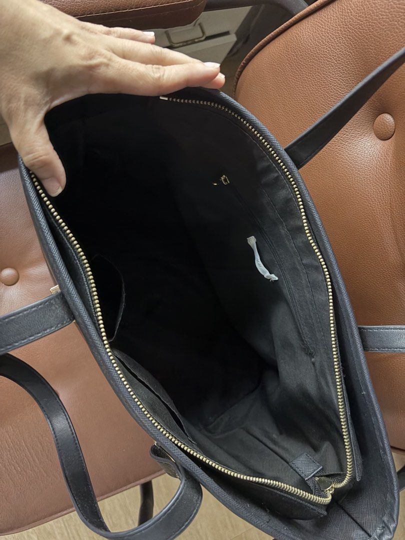 H&M Tote/Laptop bag (Category: Tote Bags) located in Marikina City. Submitted by phelinky_finds (Listing ID 1467097638, Image 2). Description: 🛍️ DESCRIPTION: - Color: Solid black with chic gold-toned hardware - Material: Premium very thick, textured leather-like finish. Durable and can hold heavy gadgets and contents - Design: Structured tote with a sturdy rectangular base that holds its shape - Straps: Two comfortable, long heavy-duty shoulder