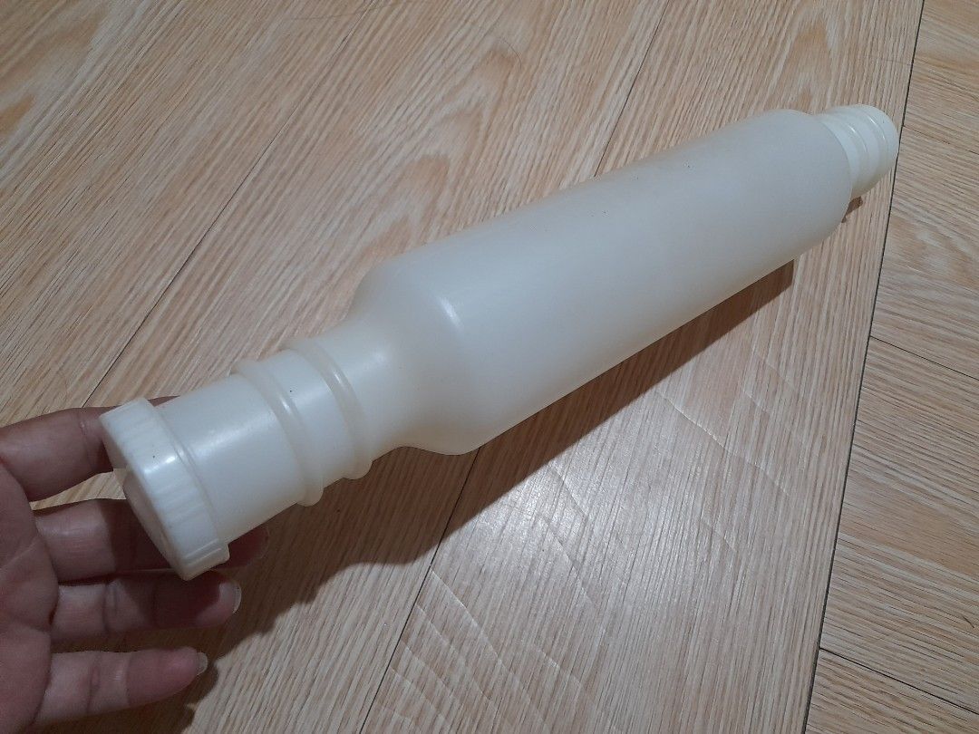 Tupperware plastic rolling pin (Category: Bakeware) located in Bocaue. Submitted by marajapansurplus (Listing ID 1467086826, Image 2). Description: - Authentic Tupperware baking rolling pin made from durable white plastic - Innovative hollow design allows you to fill with warm or cold water to control dough temperature - Convenient removable screw-on cap on one end for easy filling - Ideal for rolling out pastry, pie crust, and cookie dough - Eas