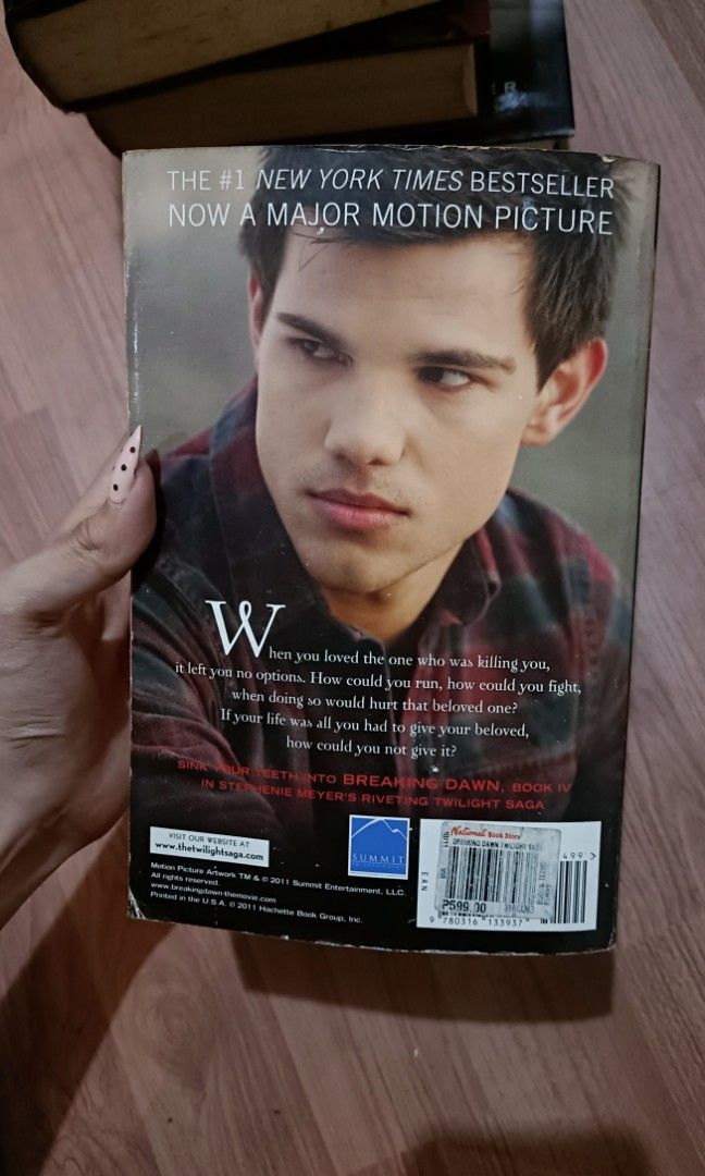 Twilight Breaking Dawn (Category: Storybooks) located in Manila. Submitted by vanillee_ (Listing ID 1467015045, Image 3). Description: Decluttering some of my books langgg may signs of yellow stains na siya rfs: need funds 🥹.