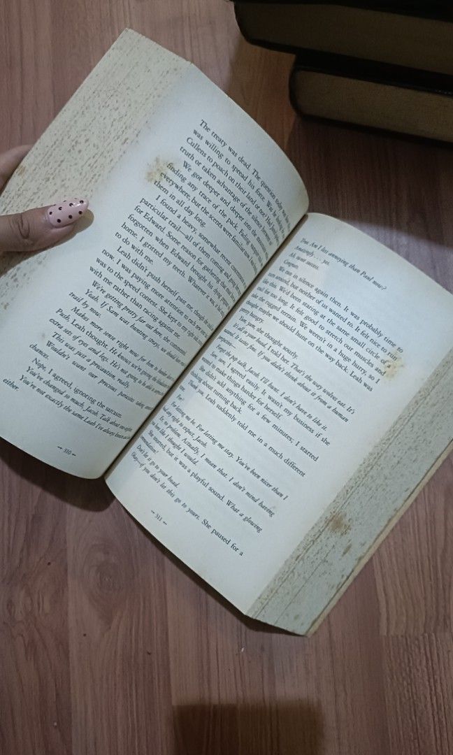 Twilight Breaking Dawn (Category: Storybooks) located in Manila. Submitted by vanillee_ (Listing ID 1467015045, Image 2). Description: Decluttering some of my books langgg may signs of yellow stains na siya rfs: need funds 🥹.