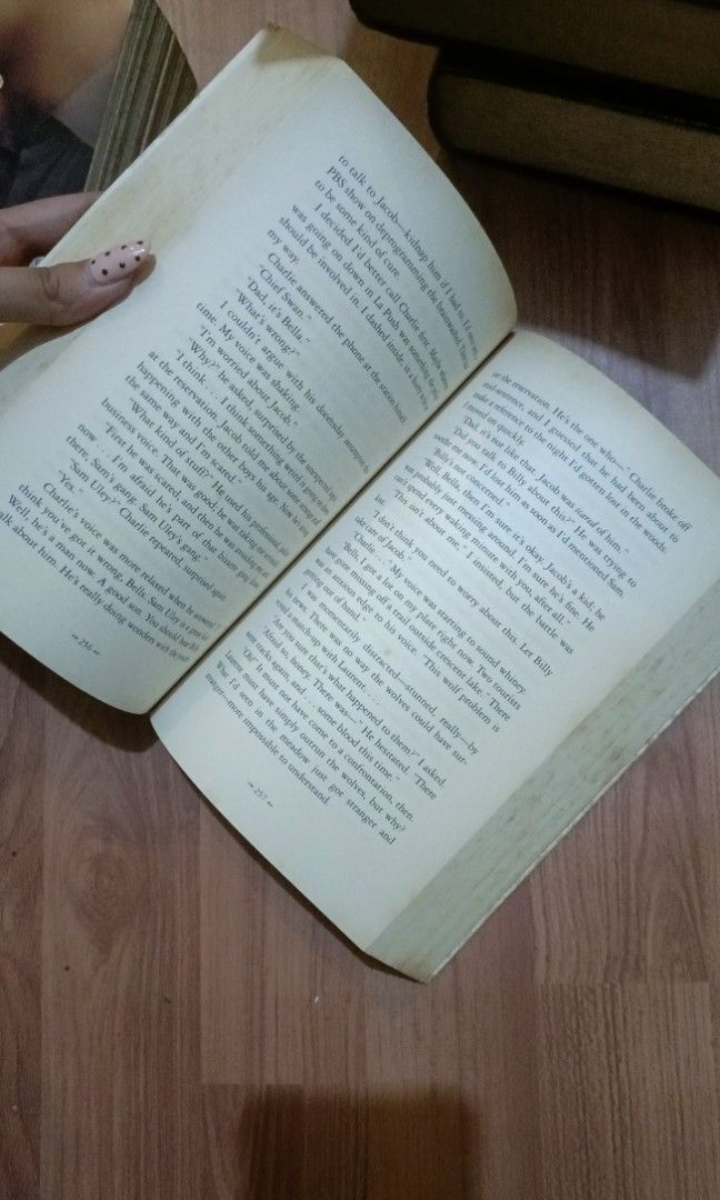 Twilight New Moon (Category: Storybooks) located in Manila. Submitted by vanillee_ (Listing ID 1467014865, Image 2). Description: Decluttering some of my books langgg may signs of yellow stains na siya rfs: need funds 🥹.