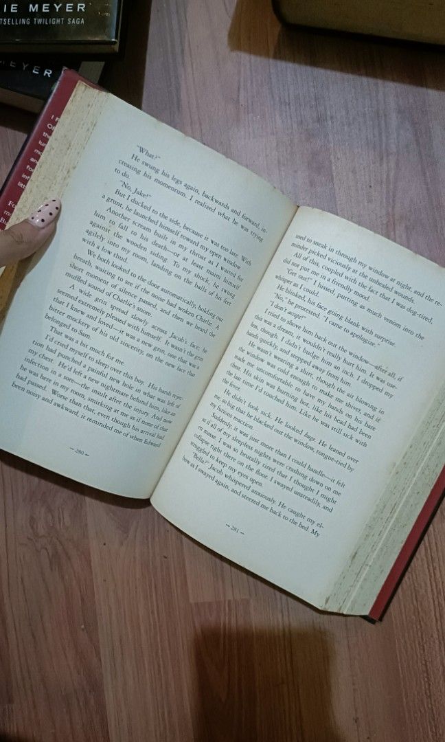 Twilight New Moon Hardcover (Category: Storybooks) located in Manila. Submitted by vanillee_ (Listing ID 1467015476, Image 2). Description: Decluttering some of my books langgg may signs of yellow stains na siya rfs: need funds 🥹.