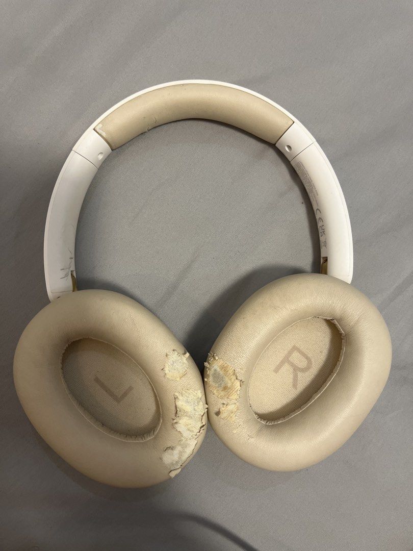 UGREEN HiTune Max5 Active Noise Cancelling Headphones (Category: Headphones & Headsets) located in Baguio. Submitted by happyneko_dragon (Listing ID 1467159248, Image 2). Description: - Nastock lang kaya may heavy peeling pero hindi masyado nagamit. - Stickers are easy to remove. - Condition: Heavy peeling and wear on earpads and headband cushioning - Fully functional audio. All buttons gumagana. - Price negotiable - Note: Best used after replaci