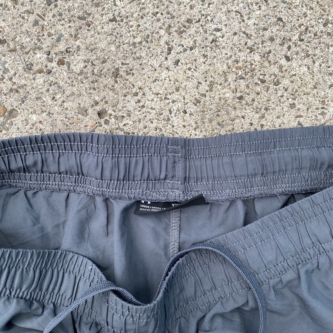 Under armour short (Category: Shorts) located in Lapu-Lapu City. Submitted by larry_oliver (Listing ID 1467136485, Image 2). Description: UA short! Fit small Waistline 30-34 Length 17 Leg opening 11 Condition 9.3/10 Color rate 9.6/10 Issue: tiny pinholes 250🏷️.