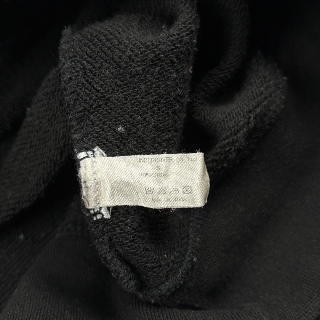 Undercover - Jun Takahashi - Logo Sweater (Category: Luxury Apparel) located in Bacolod City. Submitted by cast.archives (Listing ID 1467111725, Image 3). Description: Undercover - Jun Takahashi - Logo Sweater Size: Small fits Medium Condition: Good Flaw: Dirt sa print.