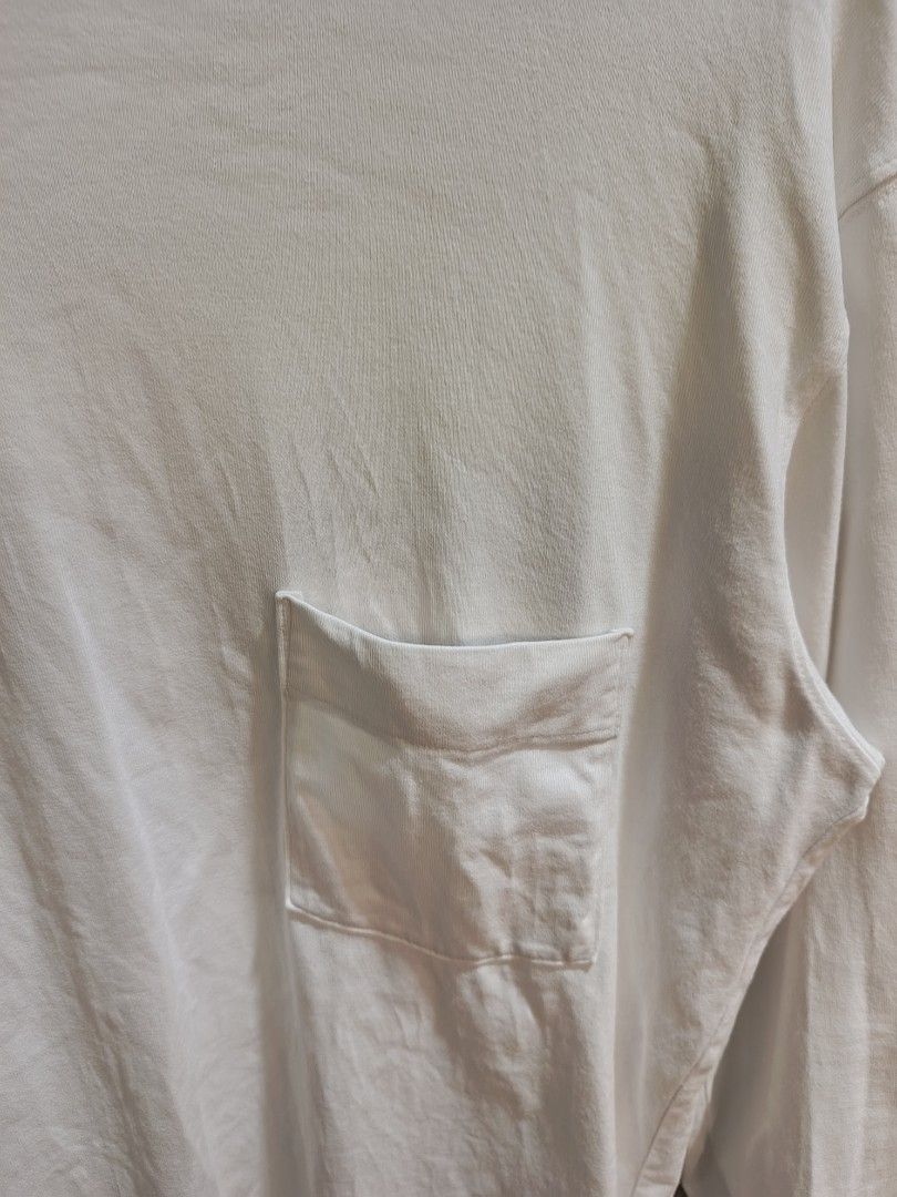 UNIQLO (Category: Activewear) located in Calabanga. Submitted by just-thrift (Listing ID 1467076406, Image 3). Description: UNIQLO long-sleeve crew neck t-shirt ‎GOOD CONDITION ‎COLOR RATE: 9.5/10 ‎SIZE:LARGE ON TAG ‎ISSUE STAIN ‎DIMES:21/28 ‎SLEEVE:23 ‎.
