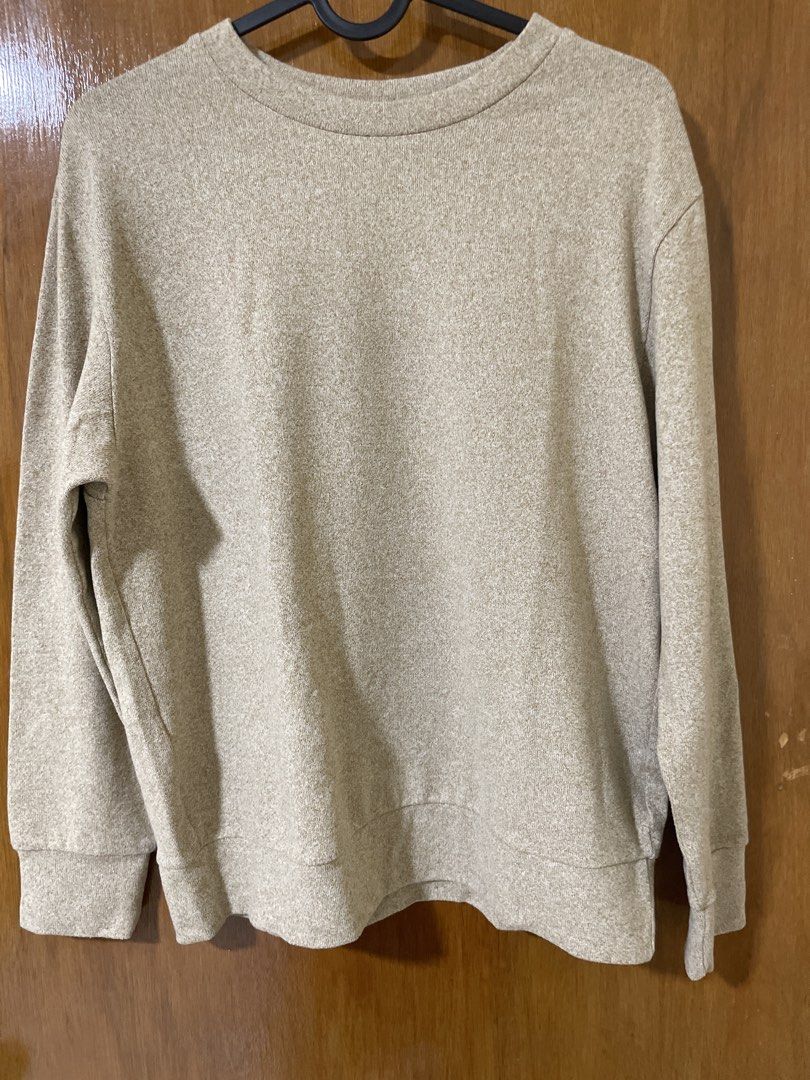 Uniqlo Beige Sweatshirt Size S (Category: Longsleeves) located in Magalang. Submitted by camsss. (Listing ID 1467011221, Image 1). Description: Unisex 18x24 inches Used only twice during my aus trip.